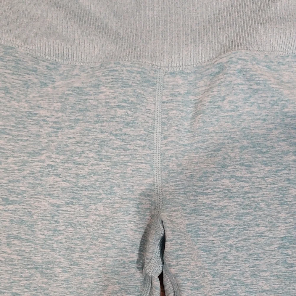 ALO Yoga Women's Sky Blue Leggings - Picture 2 of 6
